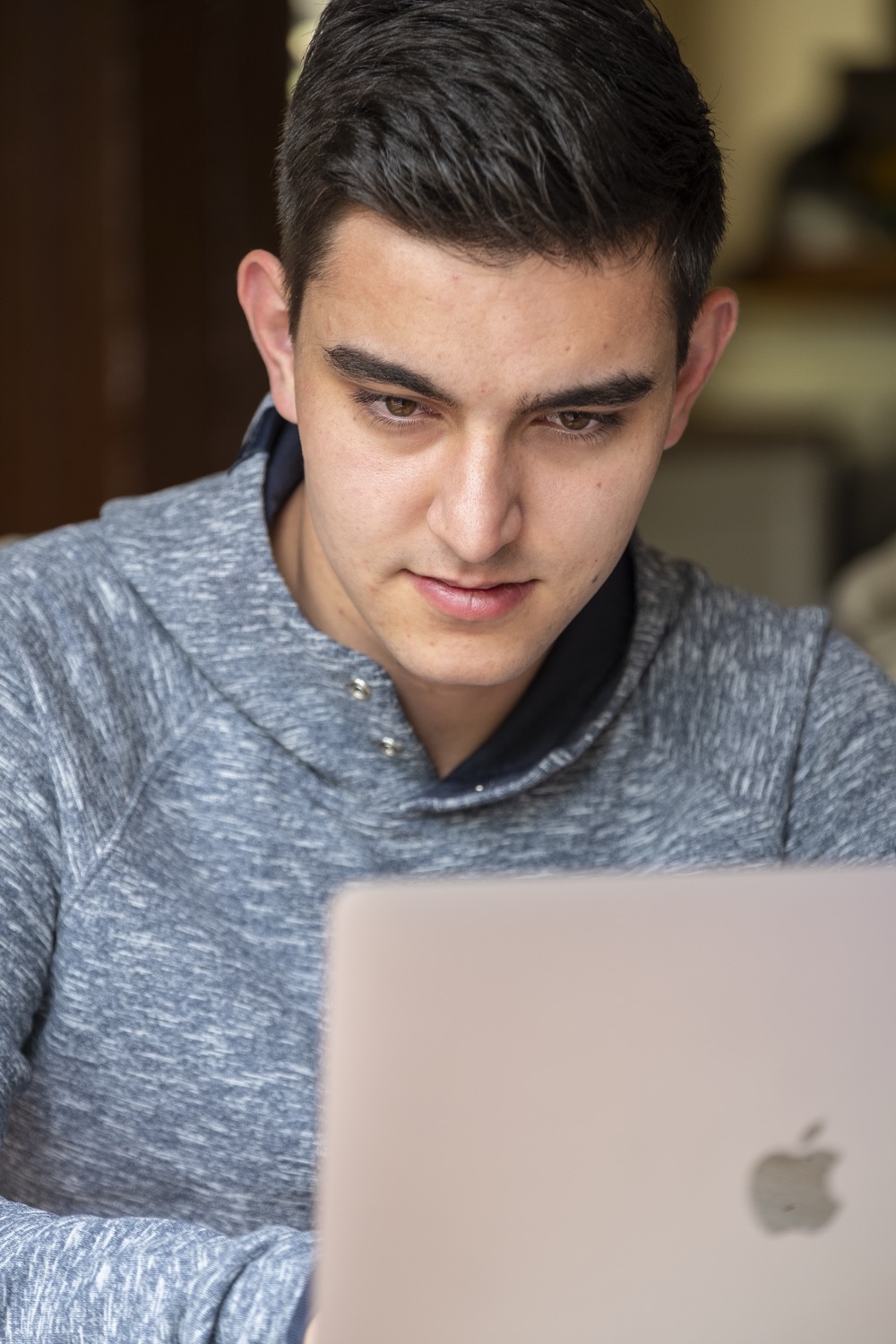Floris-Jan werkt geconcentreerd aan een laptop